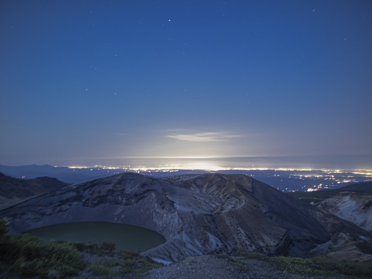  #2020年を写真で振り返る 6/9 蔵王 馬の背蔵王の御釜と昇る夏の大三角（左）春の大曲線（右）