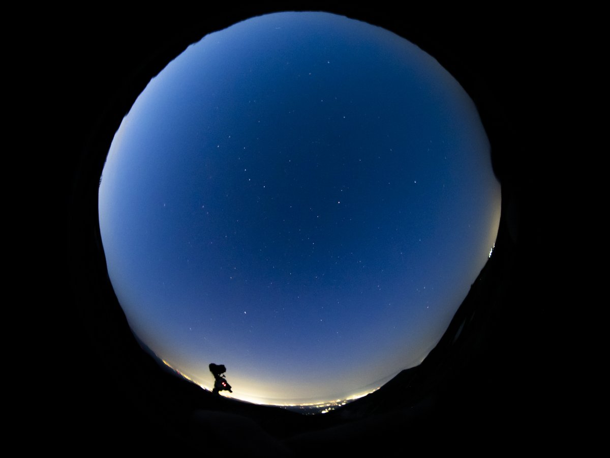  #2020年を写真で振り返る 6/9 蔵王 馬の背蔵王の御釜と昇る夏の大三角（左）春の大曲線（右）