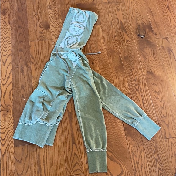 renellebella's tweet photo. So good I had to share! Check out all the items I'm loving on @Poshmarkapp #poshmark #fashion #style #shopmycloset #freepeople #aeropostale: https://t.co/FAMEGLdqek https://t.co/FeHWKNhX0Y
