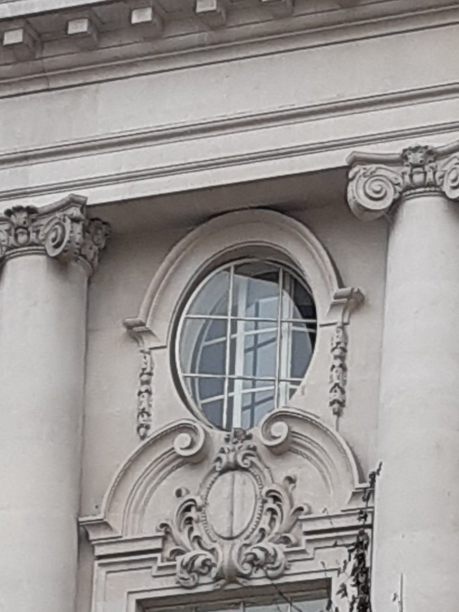 AnnBodkin's tweet photo. Pivot outer ellipse and double central hinge inner casement. #Ventilation 👍🏻 #HighHolborn https://t.co/7rWj8UE8A1