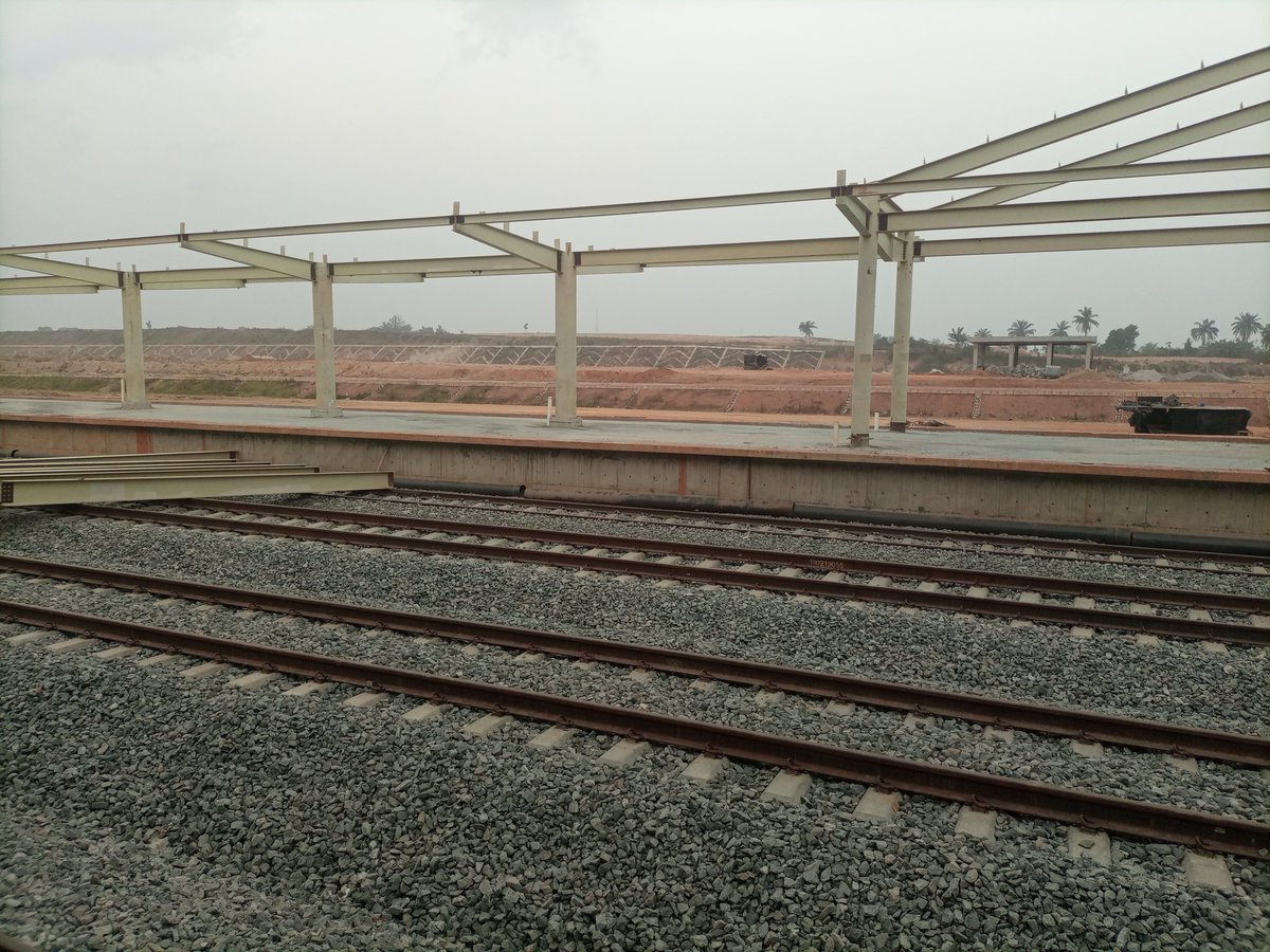 And so, this past Christmas eve, my son decided he was going to have a the Christmas cruise with his elder brother,  @Okizle in Lagos. I advisd him to take the train instead of a road trip and he agreed. To Moniya Station, Ibadan, we headed early in the morning. We got there early