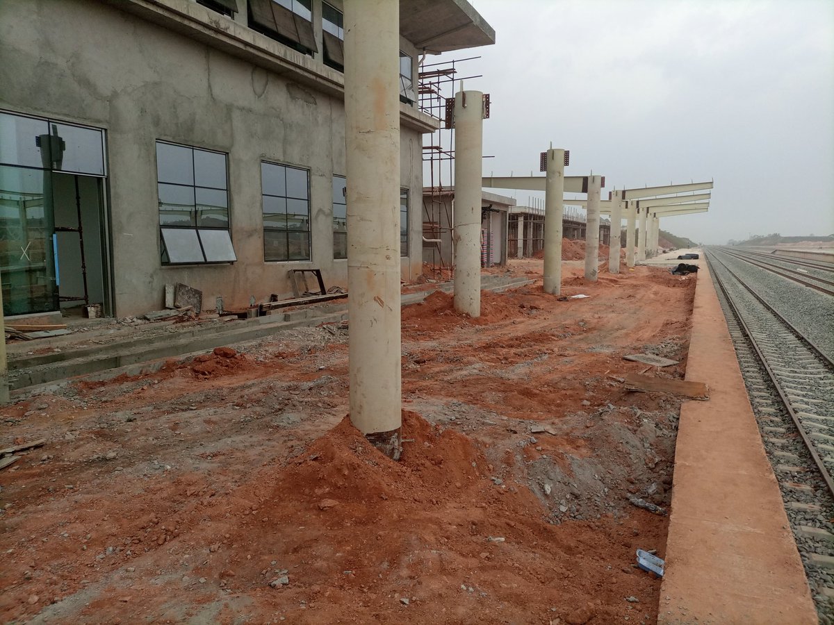 And so, this past Christmas eve, my son decided he was going to have a the Christmas cruise with his elder brother,  @Okizle in Lagos. I advisd him to take the train instead of a road trip and he agreed. To Moniya Station, Ibadan, we headed early in the morning. We got there early