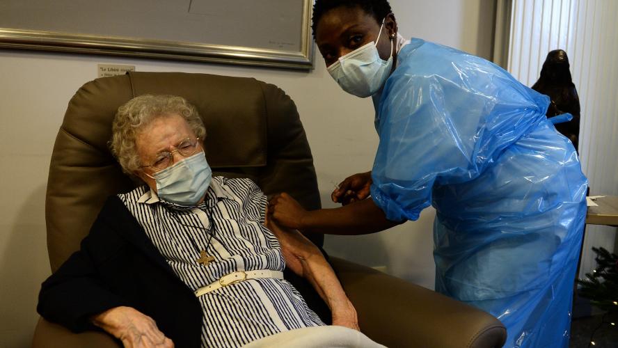  BelgiumAt the same timeJosepha Delmotte, 102 y.o., of Bonne Maison de Bouzanton care home in Mons, WalloniaJos Hermans, 96 y.o., of the Sint-Pieters care home in Puurs, FlandersLucie Danjou, 101 y.o., of Woluwe-St-Pierre, Brussels region https://m.rtl.be/info/1268565&nbsp;