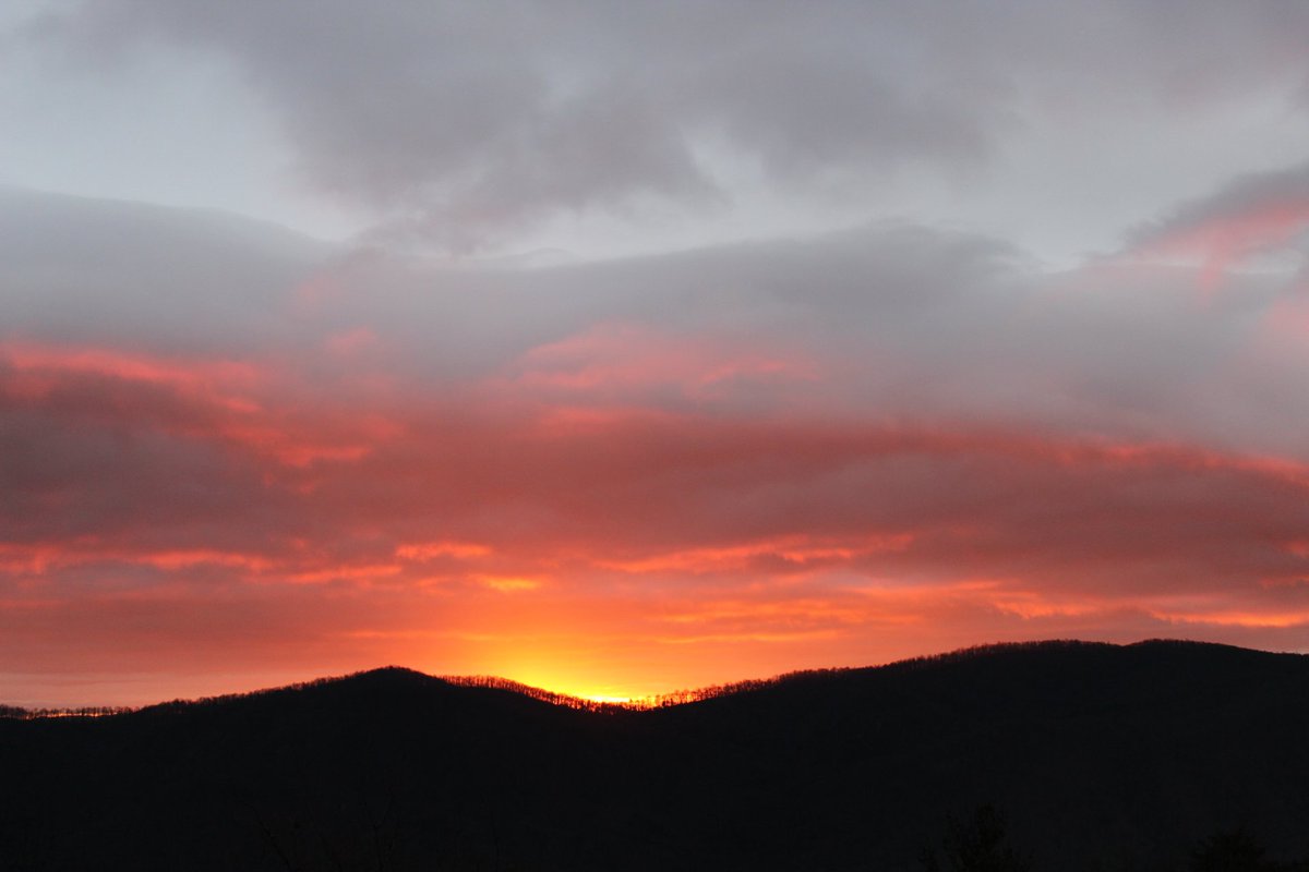 BackGndArt's tweet photo. It still rises #sunrise https://t.co/5nlc9haCf2