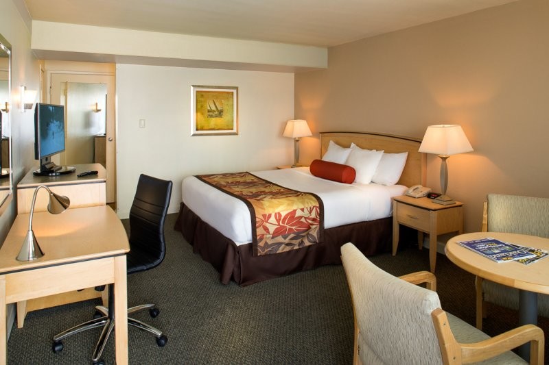 ZHotelCA's tweet photo. Here at Z Hotel, guests are asked to wear a face mask or face covering during check-in and while outside of their room and to practice social distancing of 6 feet between themselves and staff. For more information, visit our website!  https://t.co/LwjEwdnGO2 https://t.co/Xhd3dbYHRN