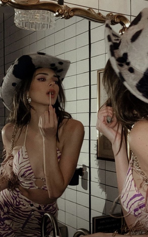 MontanaMarieCo's tweet photo. Mood on Kendall 💅🏾 https://t.co/Et8BgJCOL3