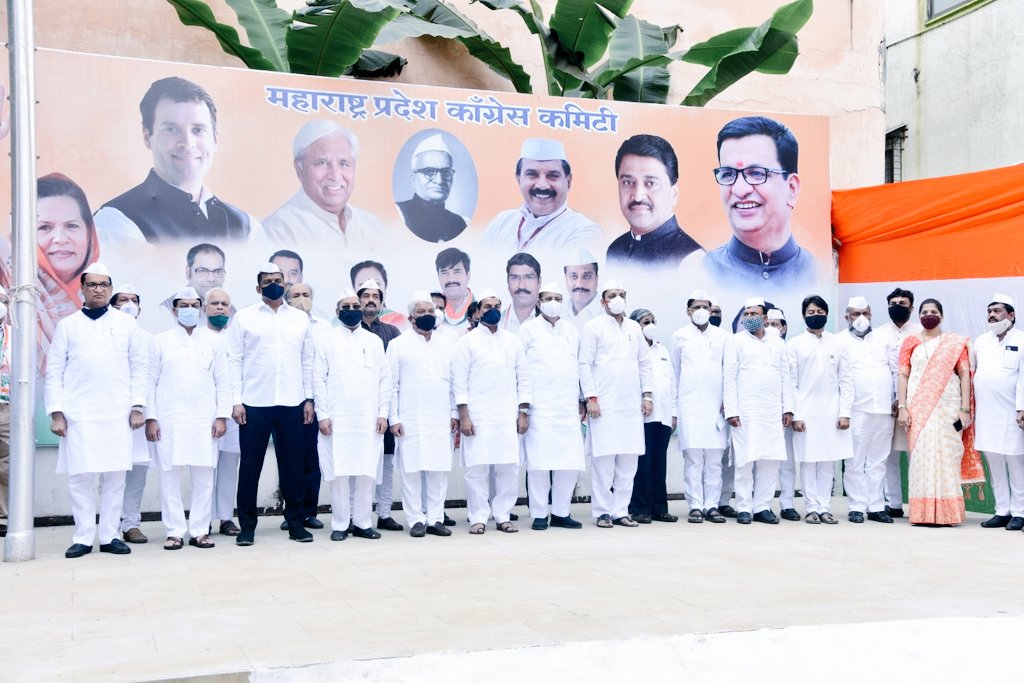 काँग्रेस स्थापना दिनाच्या निमित्ताने महाराष्ट्र काँग्रेसचे मुंबईतील मुख्यालय टिळक भवन येथे ध्वजारोहण केले.