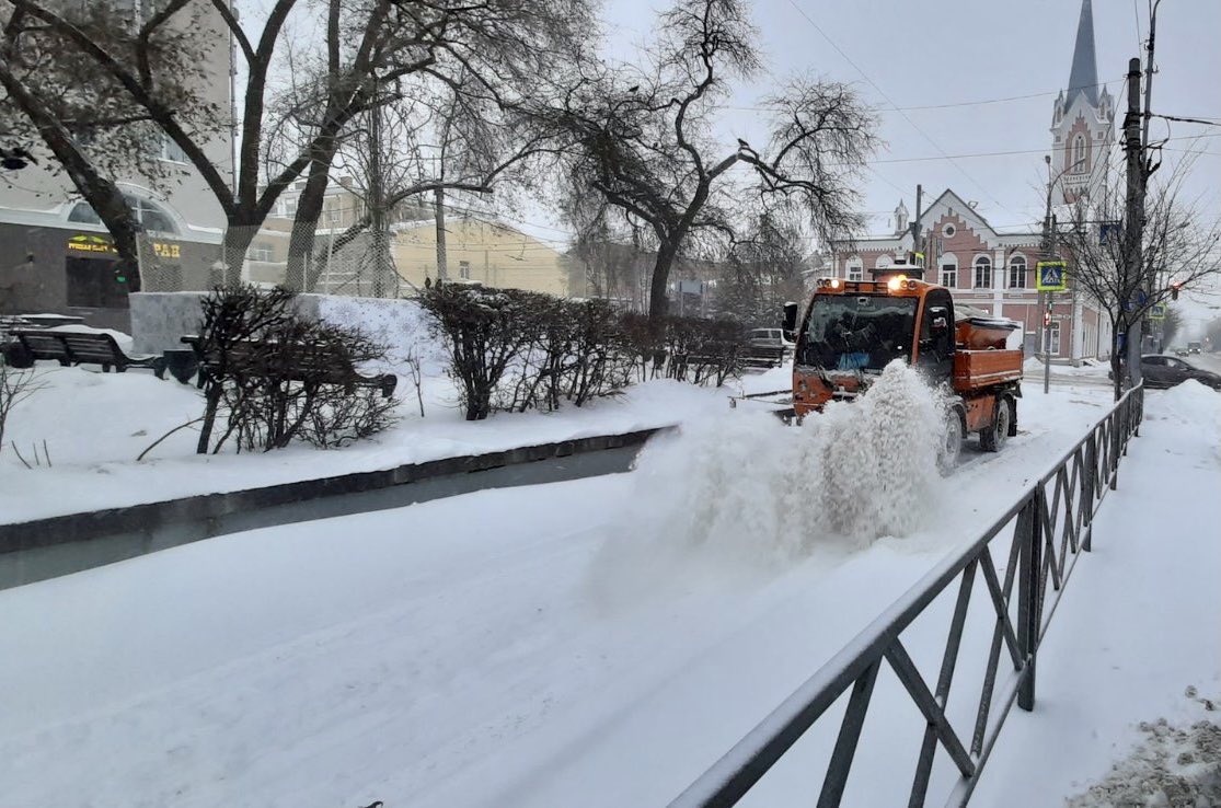 Коммунальные службы вторые сутки работают в круглосуточном режиме. Приоритет -учреждения здравоохранения и образования, остановки общественного транспорта,тротуары, дворы и по просьбам жителей - катки. Для оперативной работы пишите свои замечания, где необходима расчистка снега⬇️