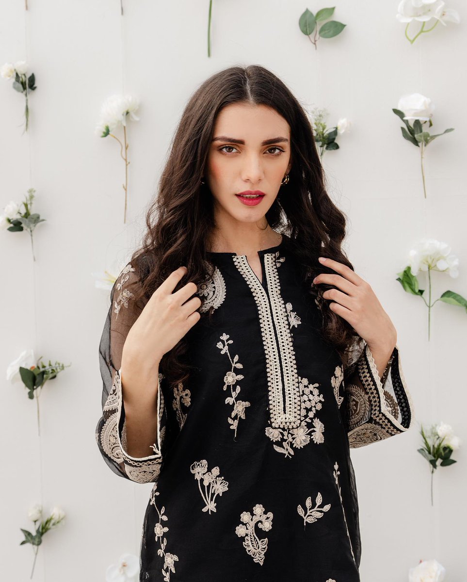 TheGigaMall's tweet photo. Get into festive mood in your favorite dress ✨
Full embroidered front , sleeves and back with lace on shirt hem and sleeves.
To shop, rush to Beechtree outlet located at the First Floor!
#gigamall #gigagroup #shoppingmall #shopping #Beechtreepk #BTGirl #Luxurypret #Winter20 https://t.co/K7KkmlRdrK