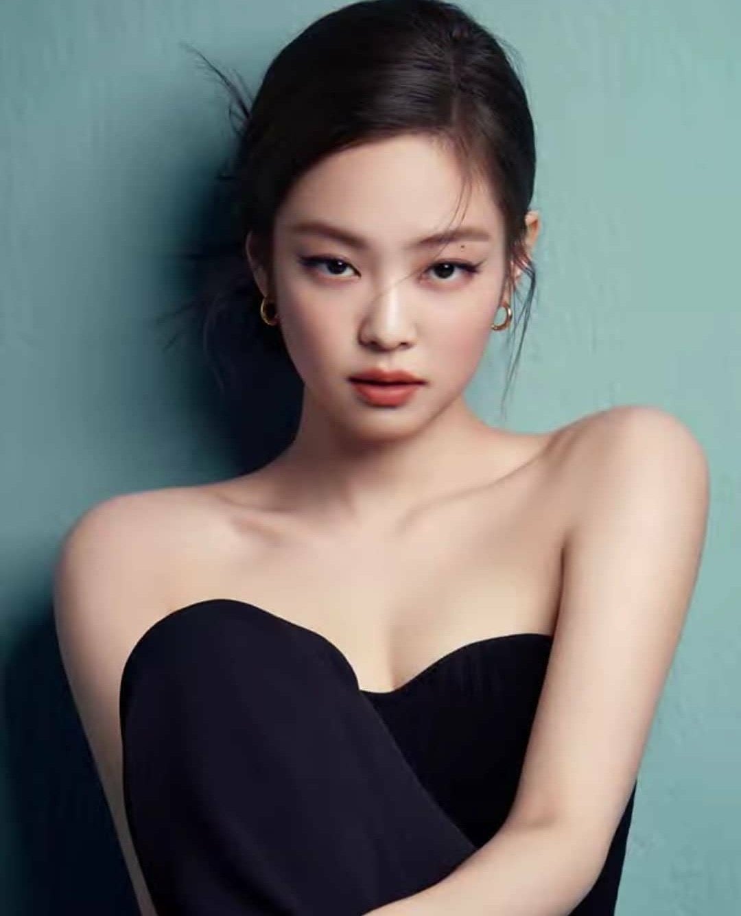 Jennie looking stunning promoting HERA's new lipstick line Rogue Holi ...