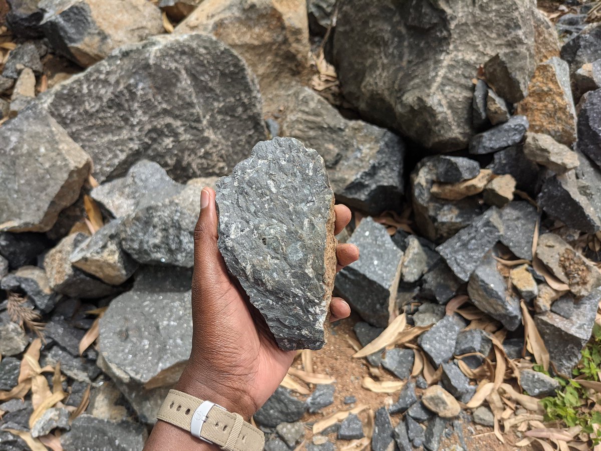 i was on my way to spit at the gate of my former high school , cos I'm still not over that shit, when i got distracted by pretty rocks.so i stopped over to pseudomap them. but then as i moved on, kept realizing kuna disaster hapa in the making.let me explain...