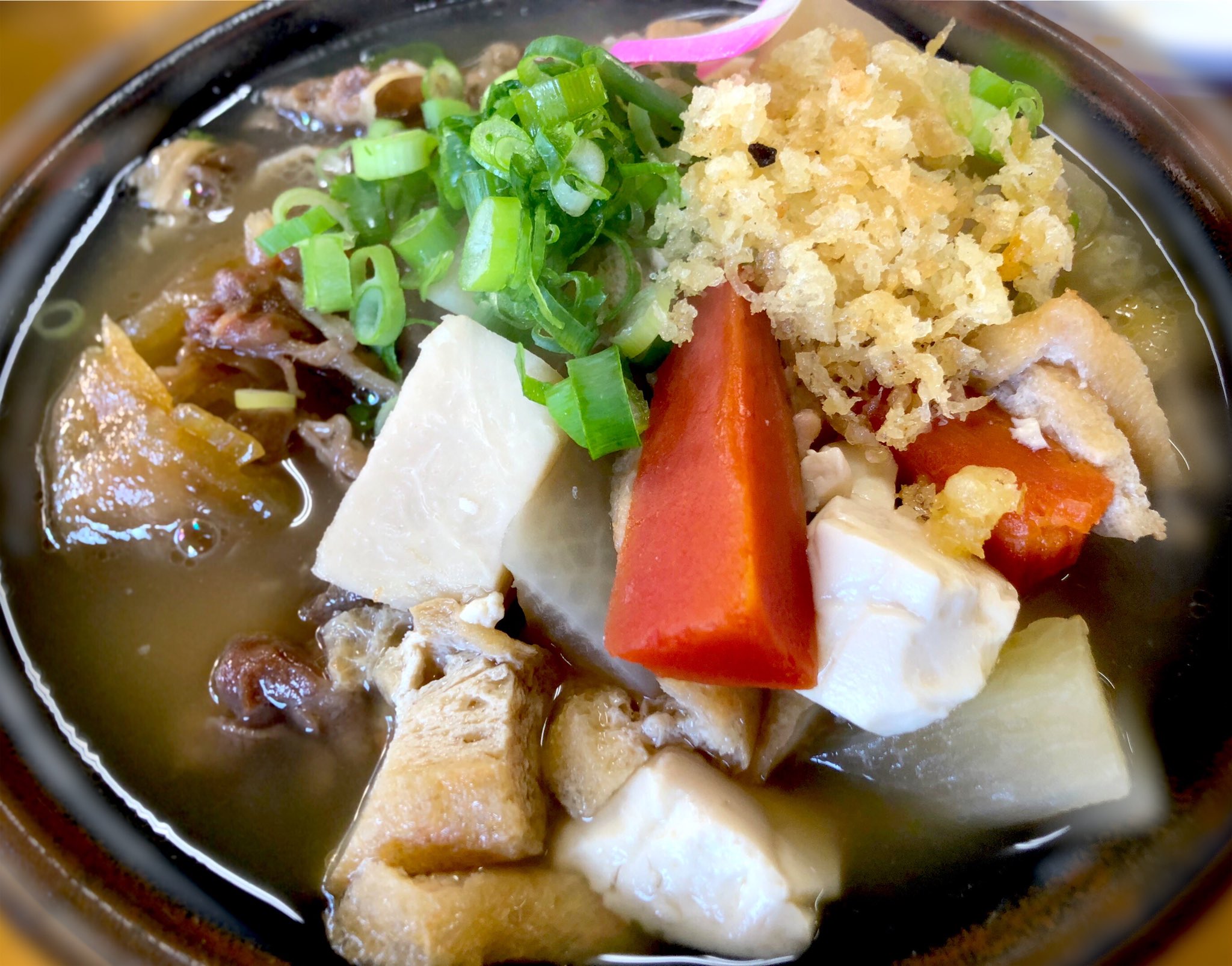 うどん脳 公式 肉と しっぽくが 奇跡のコラボ 肉っぽくうどん 野菜モリモリ食べながら お肉ガッツリ うどん一杯 幸せいっぱい 最高ツル 岡製麺所 オリジナル しっぽく 冬野菜盛り盛り うどん脳遍路道 うどん巡杯 Udon