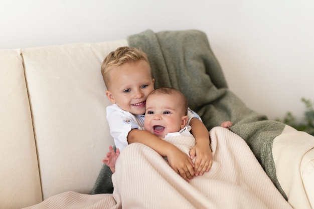 Expecting another bundle of joy soon? Glance through these quick tips to prepare your firstborn for a new baby. Read - littletoes.com/blogs/little-t… #baby #newbaby #sibling #newsibling #firstborn #babybump #mommytummy