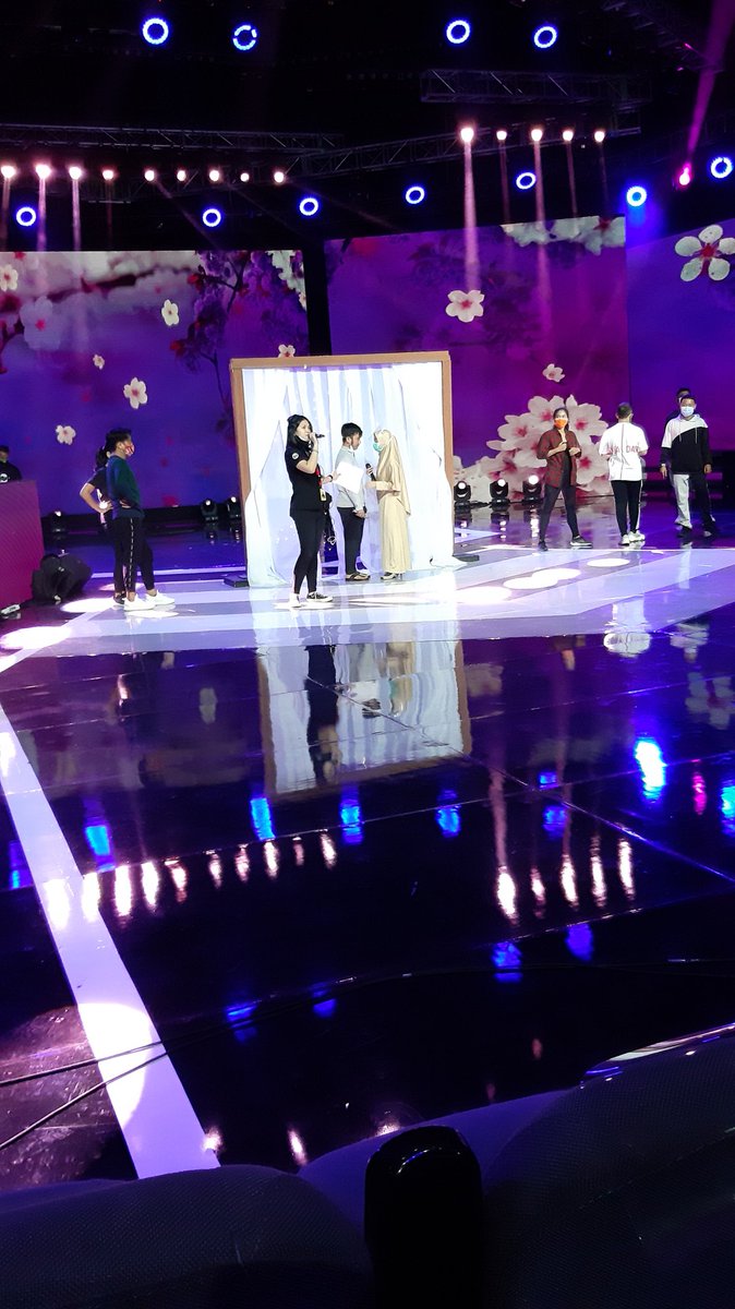 Tatapan mematikan RAFLY EGA KONSER ROMANTIS
RAFLY EGA KONSER ROMANTIS