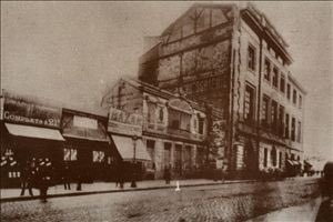 Antoine Lumière n’est pas lyonnais d’origine, il est né en haute Saône, fait des études de peintre d’enseignes à Paris (bd des Capucines !), puis s’installe à Besançon où il se forme à la photographie. C’est là que naîtront ses 2 fils : Auguste et Louis Lumière.