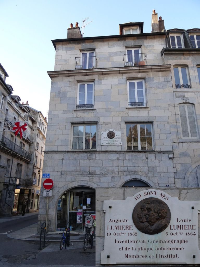 Antoine Lumière n’est pas lyonnais d’origine, il est né en haute Saône, fait des études de peintre d’enseignes à Paris (bd des Capucines !), puis s’installe à Besançon où il se forme à la photographie. C’est là que naîtront ses 2 fils : Auguste et Louis Lumière.