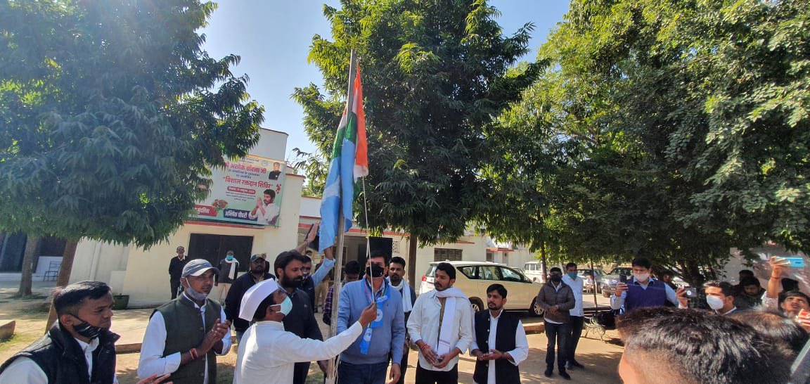 Barmer_Harish's tweet photo. आज @INCIndia के स्थापना दिवस पर @NSUI राजस्थान के कार्यालय पहुँचकर झण्डारोहण किया और प्रदेश अध्यक्ष @withabhinsui सहित सभी कार्यकर्ताओं को स्थापना दिवस की शुभकामनाएँ प्रेषित कर उनके हर संघर्ष में मज़बूती से साथ खड़े रहने का विश्वास दिलाया। https://t.co/J8JWZIILDZ