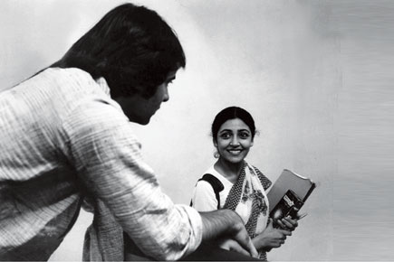 sayantansunnyg's tweet photo. Best kind of romances are non-toxic, playful, intimate and based on mutual respect, something which Farooq Sheikh and Deepti Naval personified. Sheikh left 7 years ago on this day. There could be another Amitabh-Rekha /SRK-Kajol, but there'll never be another Farooq-Deepti again. https://t.co/Soo0SmQt5B