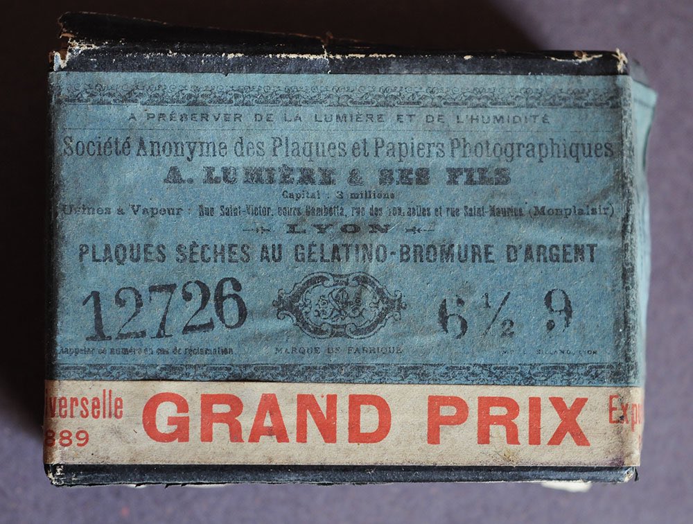 En 1881, « Auguste et Louis Lumière mettent au point la plaque photographique sèche au gélatinobromure d’argent, qui rend possible une production de masse et fera la fortune de la famille Lumière. »Ils s’installent alors dans le 8e et construisent une usine.