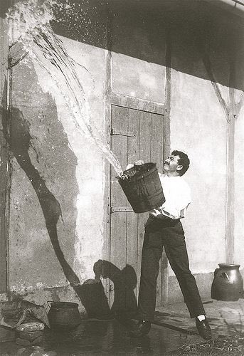 En 1881, « Auguste et Louis Lumière mettent au point la plaque photographique sèche au gélatinobromure d’argent, qui rend possible une production de masse et fera la fortune de la famille Lumière. »Ils s’installent alors dans le 8e et construisent une usine.