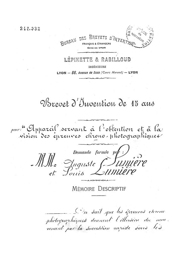 Quand il rentre à Lyon, il met ses fils sur le coup, et à eux deux, ils mettent au point une machine permettant à la fois la captation de l’image, mais aussi et surtout sa projection.Le 30 mars 1895 est déposé le brevet pour le CINÉMATOGRAPHE !