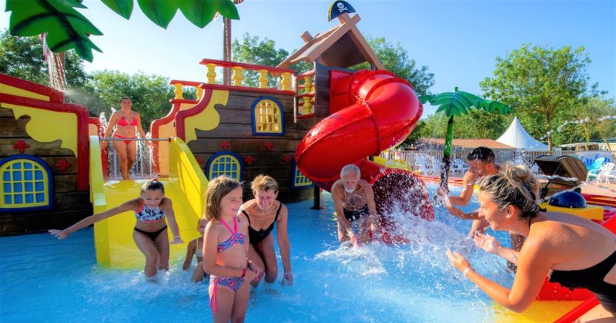 Another example of a customized pirate ship, which we have  produced last summer in our own production facility in the Netherlands. #pirateship #netherlands #highquality #nennorms #productionfacility #aquadrolics #specialist #waterfun