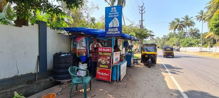 ഗുരുവായൂർ പോകുമ്പോൾ തൈക്കാട് വീല്ലേജ് ആപ്പീസിൻ്റെ ഭാഗത്ത് ഹൈവേയിൽ ഉള്ള വഴിയോര കച്ചവടക്കാരനാണ് ഇദ്ദേഹം.കോവിഡ് പേടി കാരണം വഴിയോരത്ത് നിന്ന് ഭക്ഷണം കഴിക്കൽ കുറച്ച കാലമാണ്.          -1-