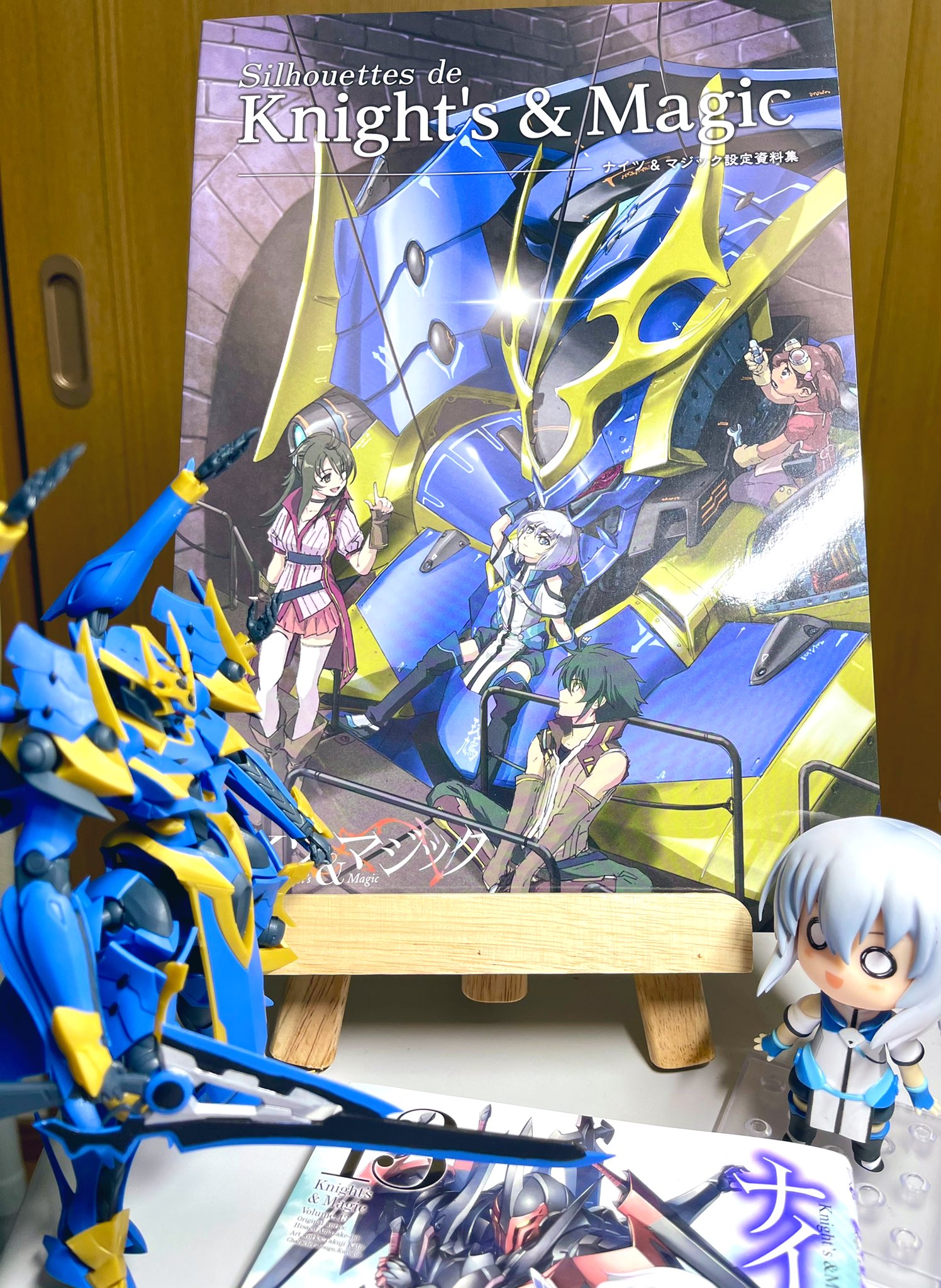 加藤拓弐 漫画版ナイツ マジック最新 巻発売中 ナイツ マジック アニメ版設定資料集頂きました まだ見た事のない資料が沢山載ってて助かる捗る 立て続けに関連商品が出てくれて嬉しい ナイツマ T Co Huvtowfsov Twitter