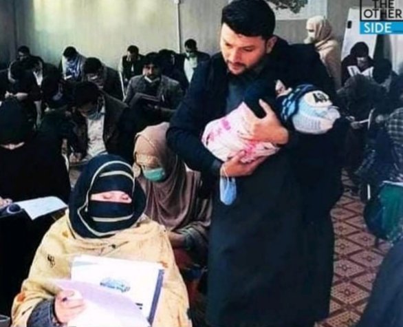 RabiaKhanGul's tweet image. Kudos to this highly motivated &amp;amp; empowerd woman who is pursuing her #education dealing with the challenges #motherhood brings. Hatsoff to the #invigilator who proved to be a gentleman in taking care of the baby. 
We need such examples to break the stereotypes. 
#Pukhtun
#Pakistan