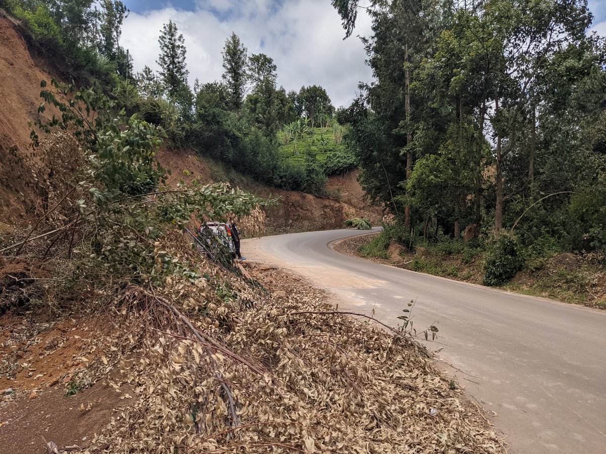 in some areas landslidesque behaviour is already visible. hapa half the road is covered. na iko kwa corners. tricky