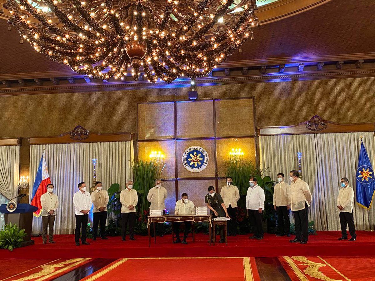 DA_Manalastas's tweet photo. LOOK: Pres. Duterte signs the 2021 national budget into law 

📸 Speaker Velasco’s office 

@PTVph https://t.co/ONuD6mtGTH