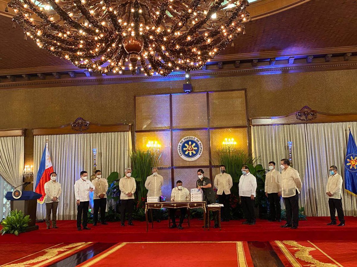 DA_Manalastas's tweet photo. LOOK: Pres. Duterte signs the 2021 national budget into law 

📸 Speaker Velasco’s office 

@PTVph https://t.co/ONuD6mtGTH