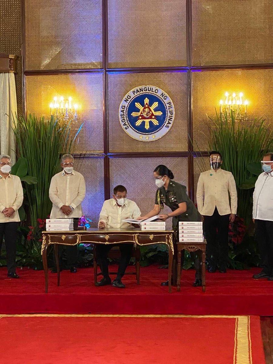 DA_Manalastas's tweet photo. LOOK: Pres. Duterte signs the 2021 national budget into law 

📸 Speaker Velasco’s office 

@PTVph https://t.co/ONuD6mtGTH