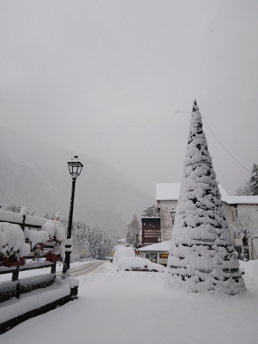 turismocanfranc's tweet photo. #Canfranc amanece espectacular. La #nieve nos añade belleza.
Por precaución, seguridad y siguiendo medidas ante la #pandemia, para desplazamientos consultar #aemet y #dgt.
Te acercamos esta maravilla de la #naturaleza.
@turismocanfranc #CanfrancTeCuida @cJacetania @TurismoAragon https://t.co/y21UIP9OlO