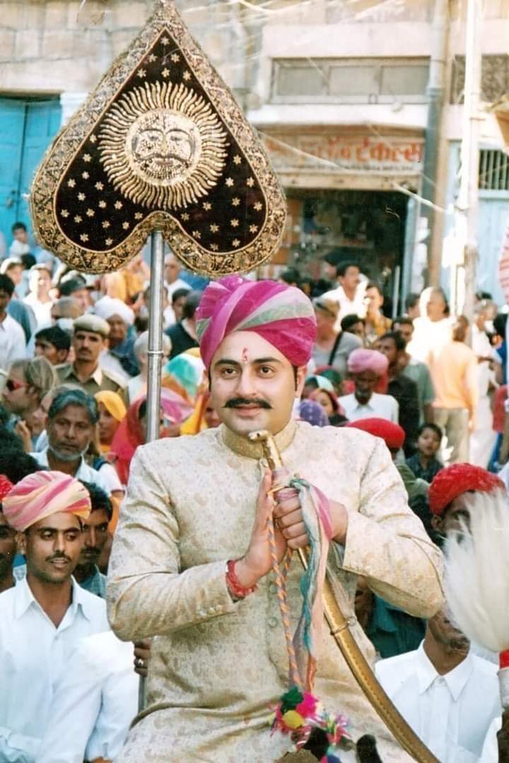 KhariSwaroop's tweet image. जैसलमेर रियासत के पूर्व महारावल श्री बृजराज सिंह जी के निधन का दुखद समाचार मिला। ईश्वर दिवंगत आत्मा को शांति और परिजनों एवं समस्त क्षेत्रवासियों को यह वज्रपात सहन करने की शक्ति प्रदान करें।