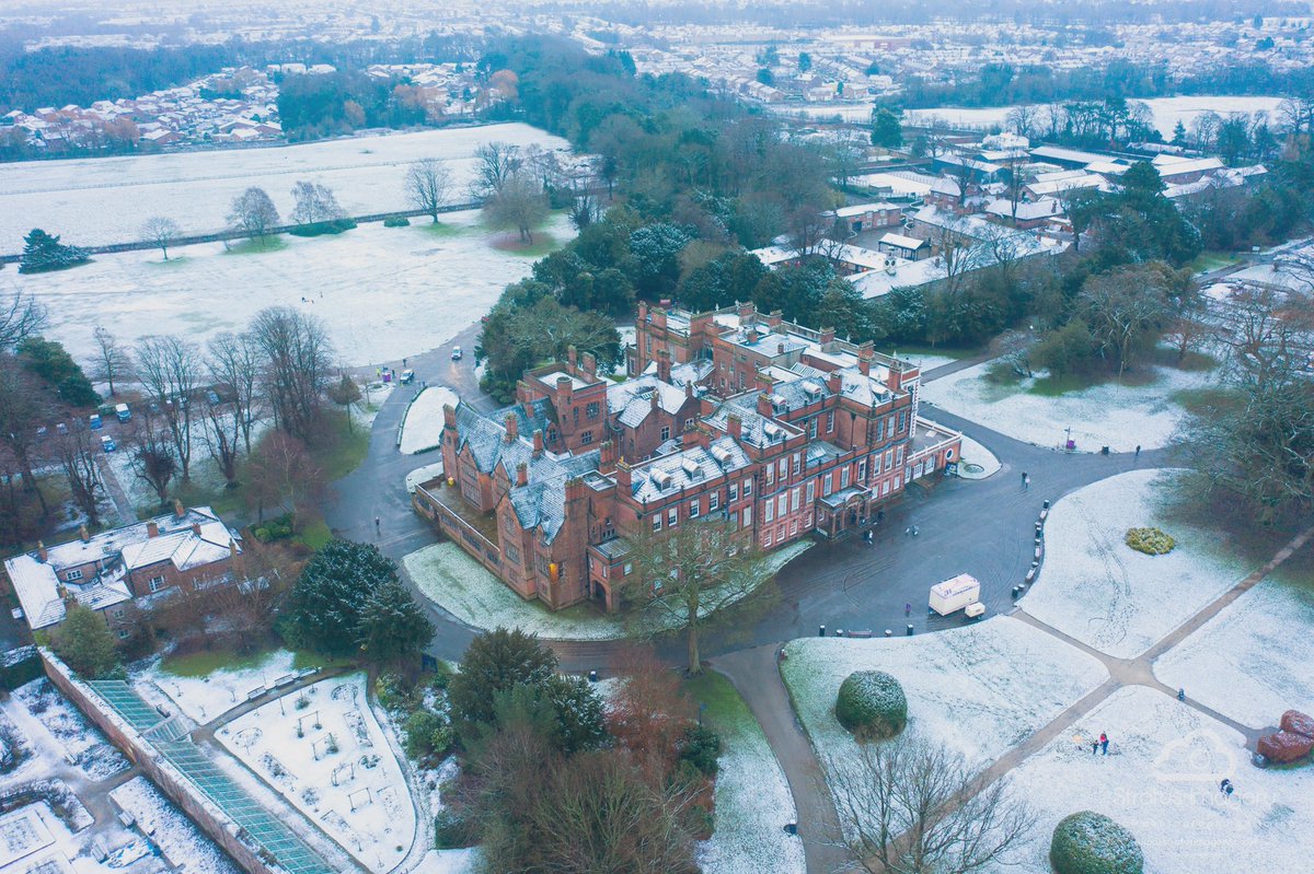 stratusimagery's tweet photo. Croxteth Hall ⛄️ •aerial photography & filming https://t.co/n17588ILxn • @YOLiverpool @angiesliverpool @realrobinjmac65 @LivEchonews @BBCNWT #liverpool #liverpoolsnow #snow https://t.co/k9mugFalml