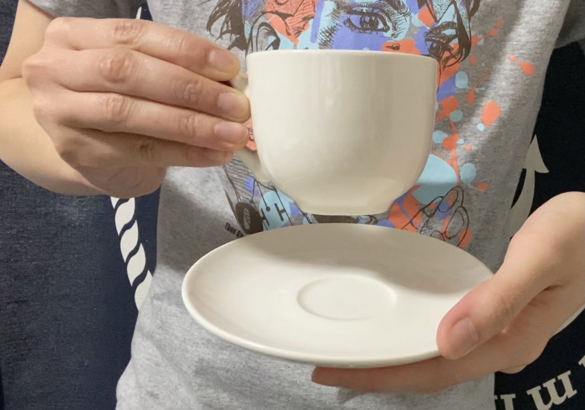 ひょう 岸辺露伴は動かない ジョジョ飯 ティーカップの取っ手に指を突っ込んでお持ちになるのはこの上なく下品な行為 マナー は 正しい か 正しくない かのどちらかです 寛容はございません どうぞ本日はお帰りください