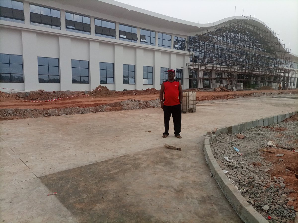 I took pictures while waiting & watching. Met this guy already making brisk business vending hot, steaming coffee in disposable cups @N200/cup. He came early too. He reminded me of d offerings at train stations in Europe & possibilities &in the mega station when completed.