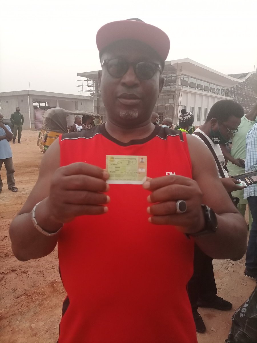 I took pictures while waiting & watching. Met this guy already making brisk business vending hot, steaming coffee in disposable cups @N200/cup. He came early too. He reminded me of d offerings at train stations in Europe & possibilities &in the mega station when completed.