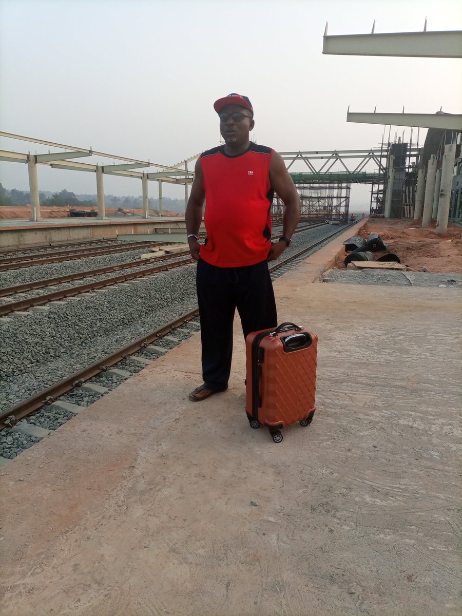 I took pictures while waiting & watching. Met this guy already making brisk business vending hot, steaming coffee in disposable cups @N200/cup. He came early too. He reminded me of d offerings at train stations in Europe & possibilities &in the mega station when completed.