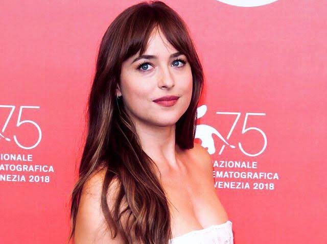 えりこ𓃠映画 クレイジーインアラバマ という日本未公開映画を観ました 監督はアントニオ バンデラス 主演は当時妻だったメラニー グリフィス メラニーのお母さんは往年の名女優ティッピ ヘドレン 娘は現在大活躍中のダコタ ジョンソン 3世代で