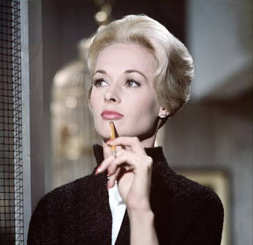 えりこ𓃠映画 クレイジーインアラバマ という日本未公開映画を観ました 監督はアントニオ バンデラス 主演は当時妻だったメラニー グリフィス メラニーのお母さんは往年の名女優ティッピ ヘドレン 娘は現在大活躍中のダコタ ジョンソン 3世代で