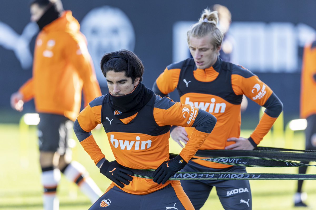 DepCOPEValencia's tweet photo. | INFO @DepCOPEValencia | 🦇
💡Última hora @valenciacf
🏃🏻♂️ #Racic se retira antes de terminar.
💉 @tonilato ha pasado test PCR.
👀 #Murthy y #JoeyLim han estado viendo el entreno.
➕ @kevingameiro9 con el grupo.
🏋🏼♀️ @JasperCillessen, @gpaulista5 y @HGuillamon NO han salido. https://t.co/AhCXXzeBY0