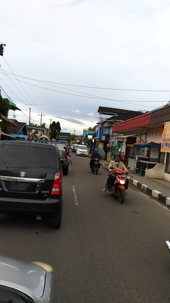 UdaDony's tweet photo. Parkir di tapi jalan buek macet urang... Hehe https://t.co/QnJzL7ClUD