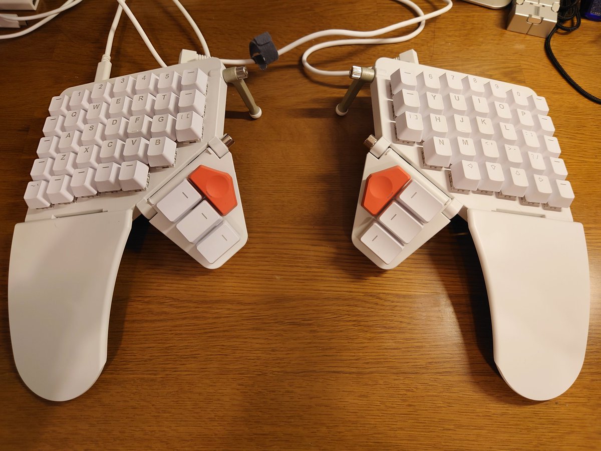 久しぶりの既製品左右分割キーボード、Moonlander。折り畳める