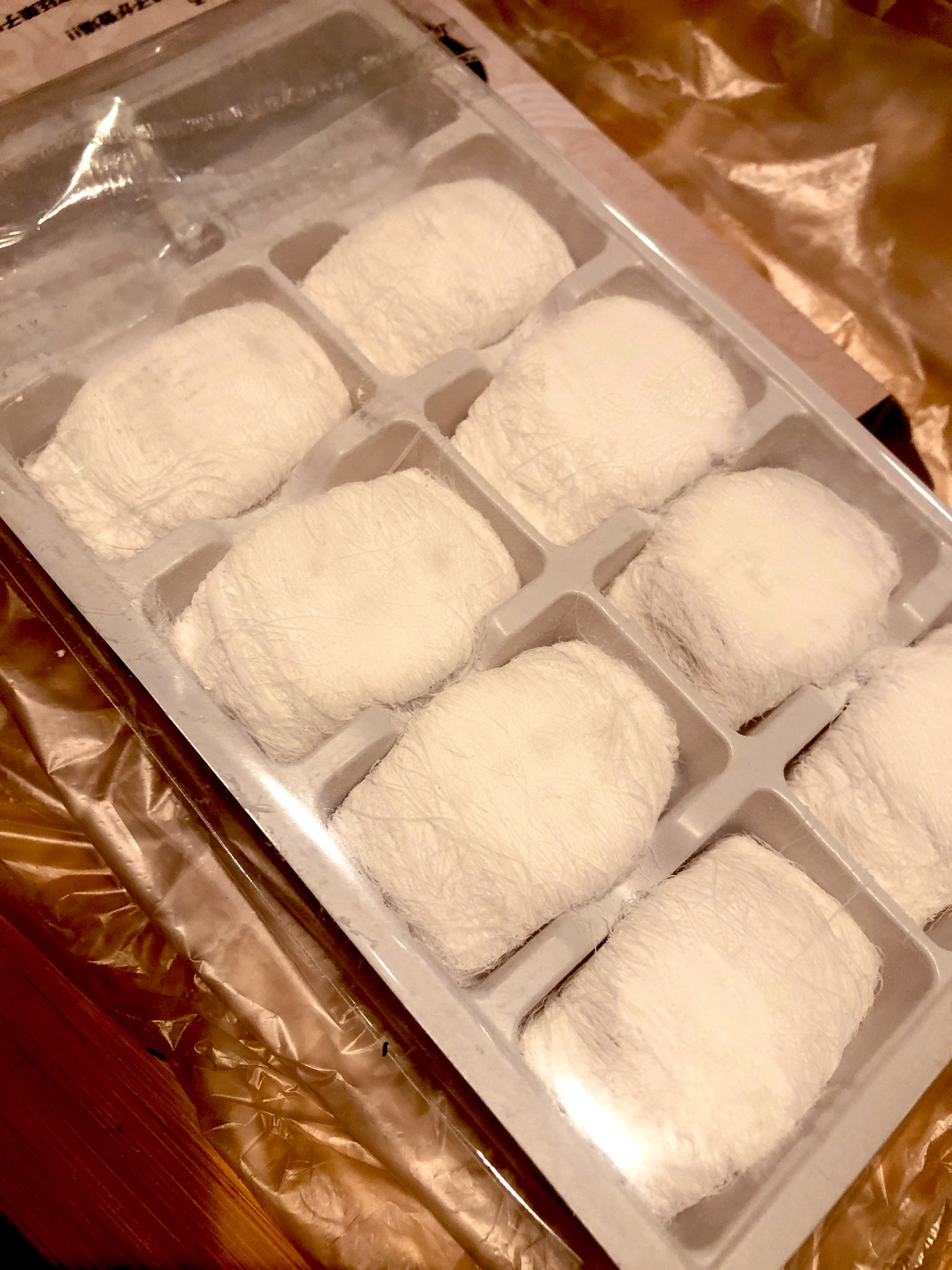 のどたん ง 8 ว Youtubeで見て気になってた竜の髭とかいう食べ物買ってみた 粉の中で飴ちゃん伸ばして折ってを繰り返してほんになるやつ 食べるとあまーいんだけど ジャグゥワァってなって口の水分全部持ってかれるから飲み物必須 T