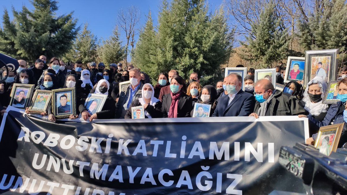 DEMGenelMerkezi's tweet image. #Buldan: Bu ülkede katil ve terörist arıyorlarsa #RoboskiKatliamı&apos;nı yapanlara baksınlar.

Eş Genel Başkanımız Pervin Buldan, 9&apos;uncu yıldönümünde Roboskî Katliamı anmasına katıldı.

hdp.org.tr/tr/buldan-bu-u…