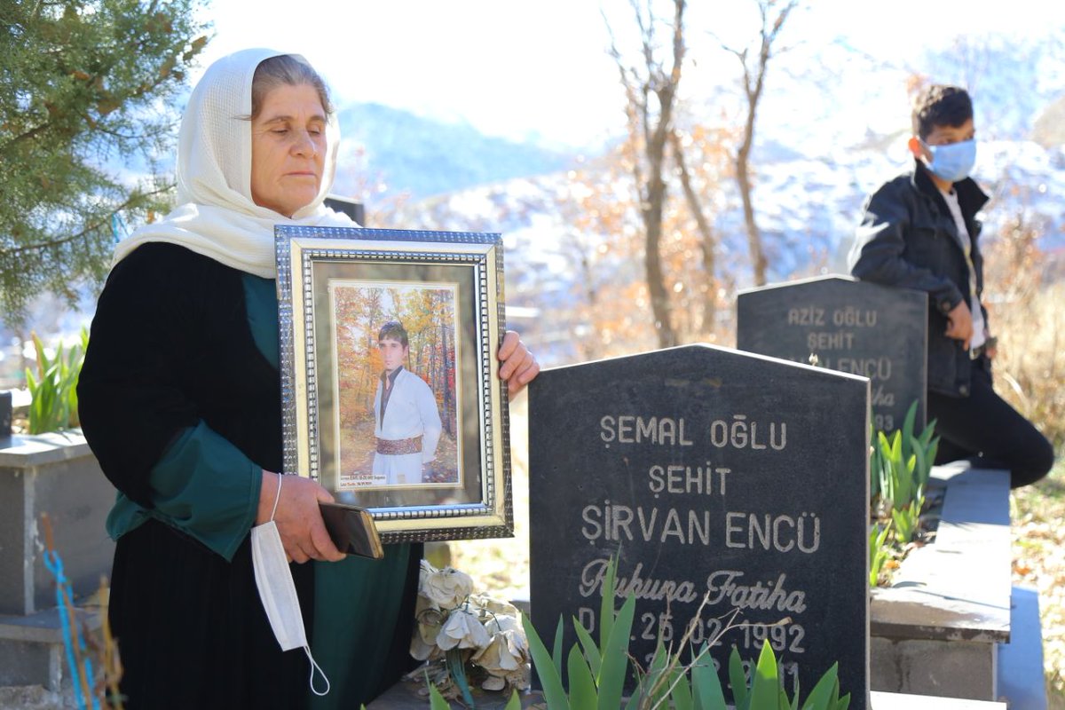 DEMGenelMerkezi's tweet image. #Buldan: Bu ülkede katil ve terörist arıyorlarsa #RoboskiKatliamı&apos;nı yapanlara baksınlar.

Eş Genel Başkanımız Pervin Buldan, 9&apos;uncu yıldönümünde Roboskî Katliamı anmasına katıldı.

hdp.org.tr/tr/buldan-bu-u…