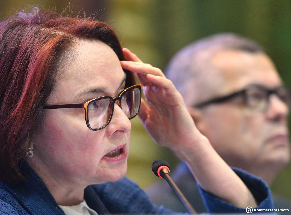 kommersant's tweet photo. Россияне судят об инфляции по ценам на повседневные товары, в то время как Росстат рассчитывает ее по большому кругу товаров и услуг, заявила глава ЦБ Эльвира Набиуллина. По этой причине инфляция выходит ниже, чем считает население, сказала она: https://t.co/UjJb41FHWi https://t.co/Mm7MajMi9I