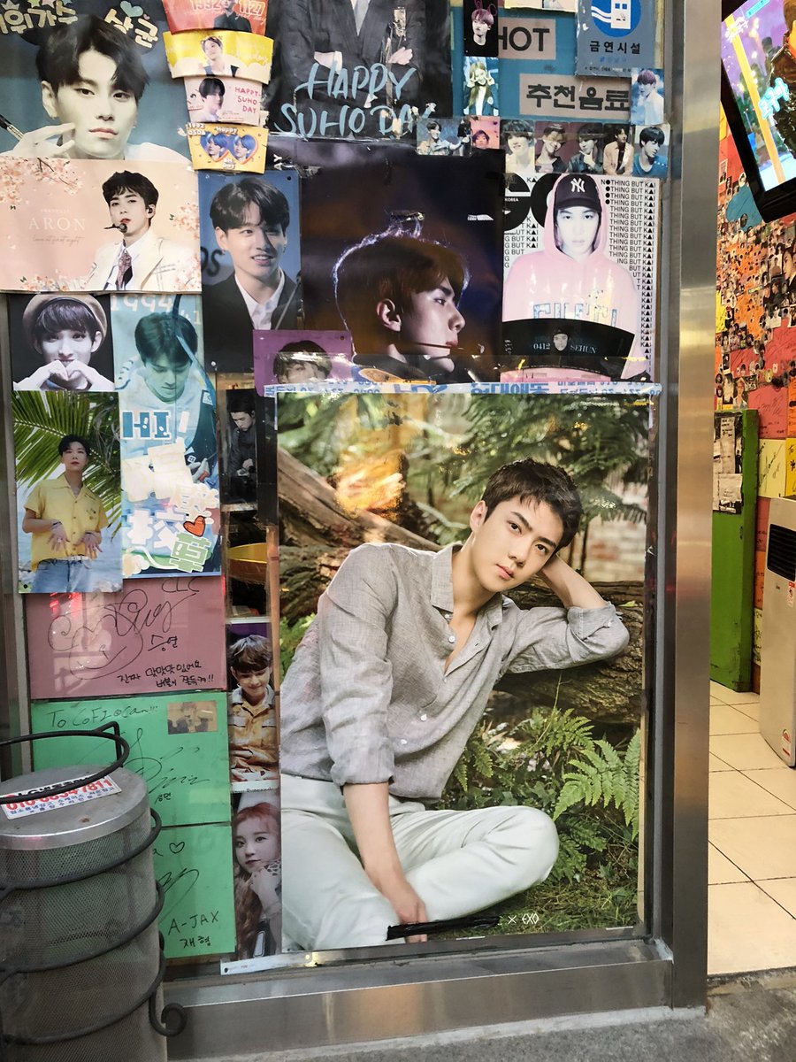 BUBBLETEAHOLIC's tweet image. 201228 เมื่อเช้าเซฮุนไปที่โคฟีโอก้าด้วยค่ะ เจ้าของโพสต์บอกว่าเซฮุนดูโปสเตอร์ของเขาที่อยู่ด้านนอกร้านระหว่างรอเครื่องดื่มด้วย🧋

cr:hyunhoa via.milkteus